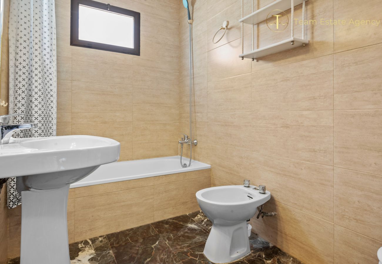 Ferienwohnung in Almuñecar - Charmant, große Terrasse, 2 Min zum Strand & Meerblick