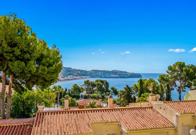  in La Herradura - Gemütliche Wohnung mit Pool, Tennis/Padel, Meer- und Bergblick