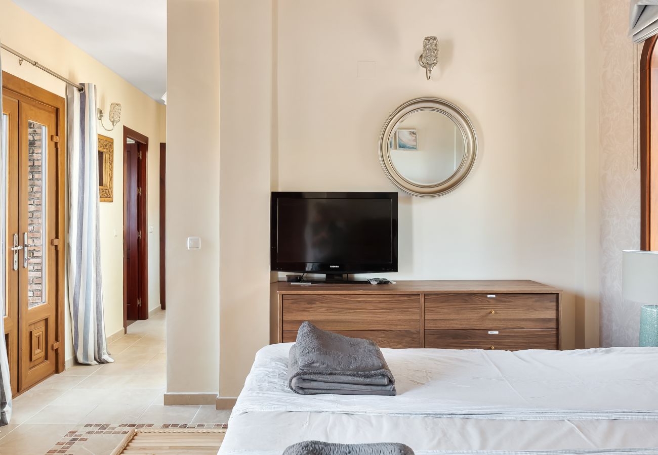 Villa in La Herradura - Exklusive Villa – Beheizter Pool, 15 Gäste, Strandnah