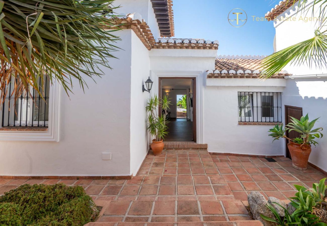 Villa en La Herradura - Villa de lujo con vista al mar, piscina privada climatizada (opcional)