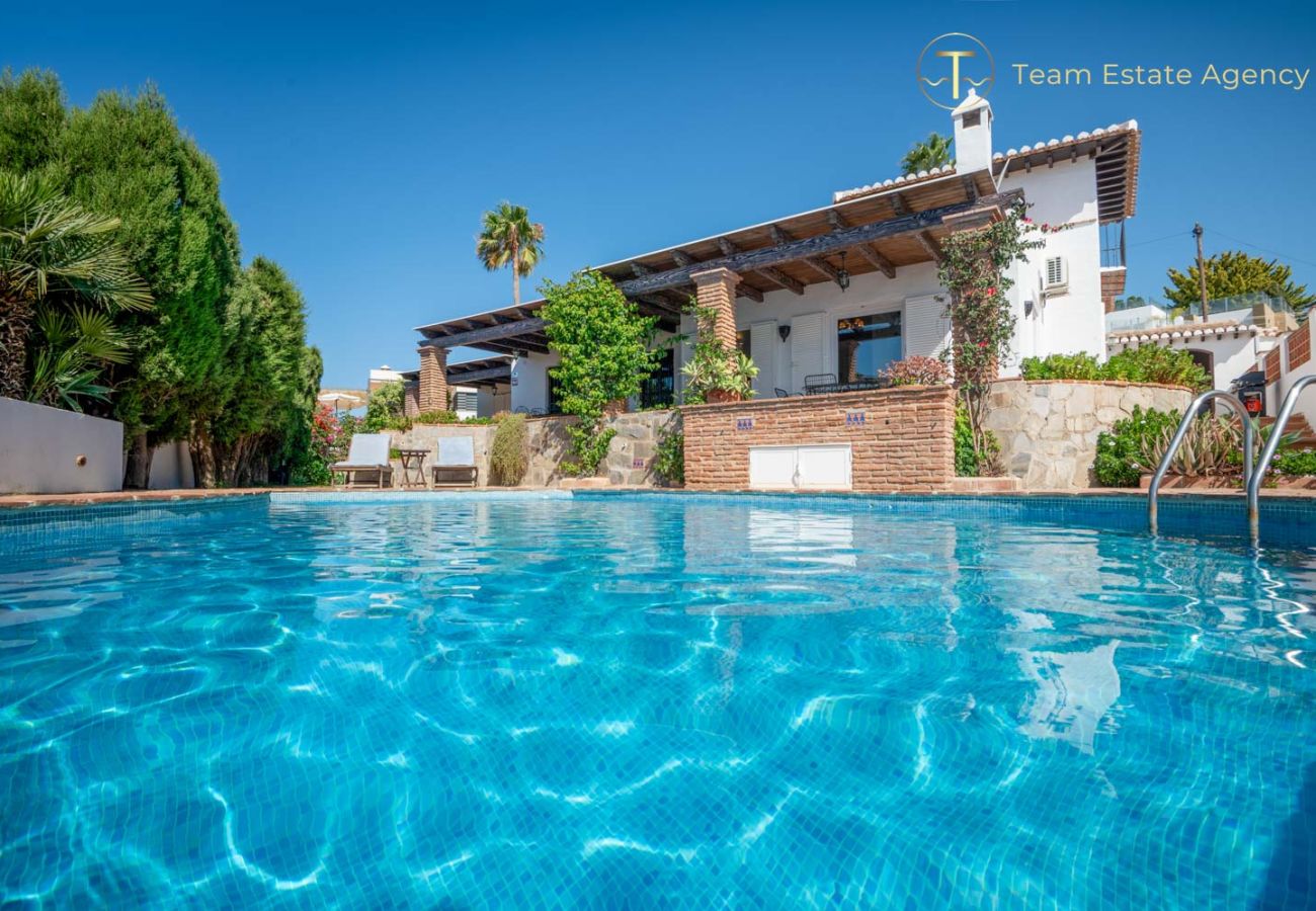 Villa en La Herradura - Villa de lujo con vista al mar, piscina privada climatizada (opcional)