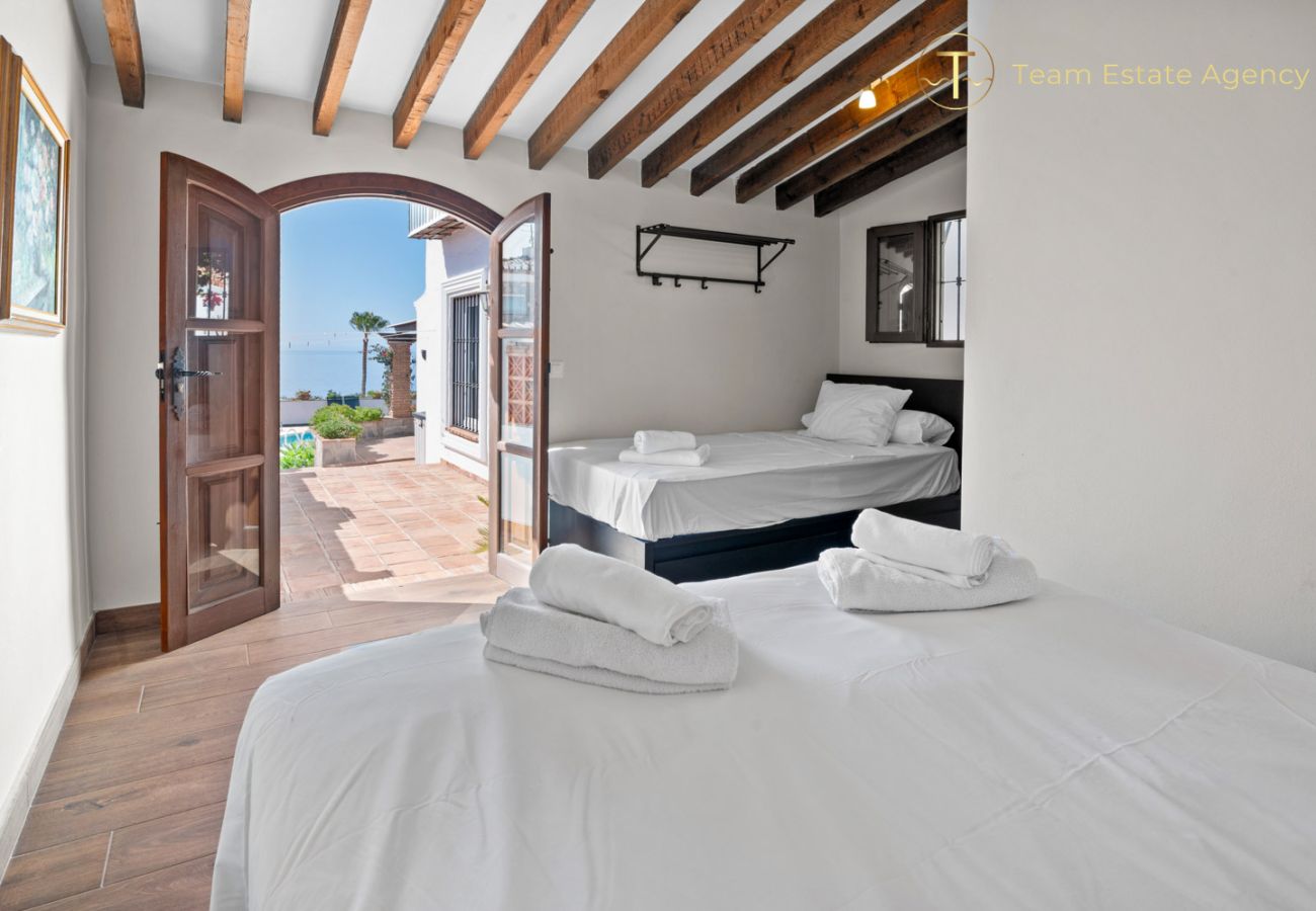 Villa en La Herradura - Villa de lujo con vista al mar, piscina privada climatizada (opcional)