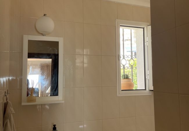 Apartamento en Nerja - Vistas al mar, amplia terraza y acceso a piscina. Apartamento en Nerja - Vistas al mar, amplia terraza y acceso a piscina.