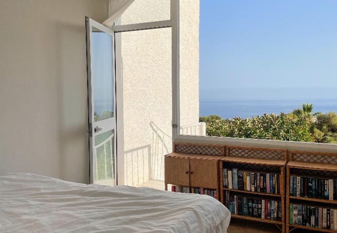 Apartamento en Nerja - Vistas al mar, amplia terraza y acceso a piscina.