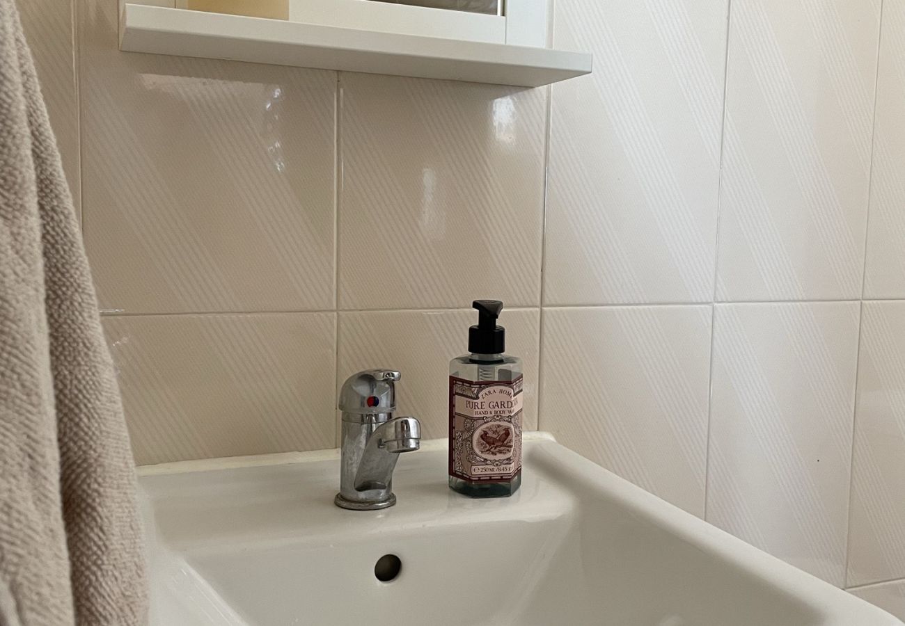 Apartamento en Nerja - Vistas al mar, amplia terraza y acceso a piscina.