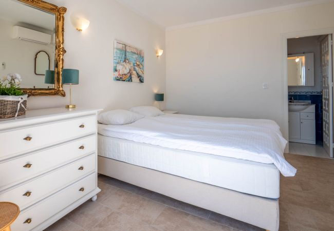 Casa adosada en Nerja - Adosado con terrazas, jardín y piscina comunitaria Casa adosada en Nerja - Adosado con terrazas, jardín y piscina comunitaria