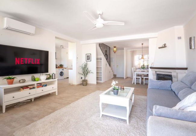 Casa adosada en Nerja - Adosado con terrazas, jardín y piscina comunitaria Casa adosada en Nerja - Adosado con terrazas, jardín y piscina comunitaria