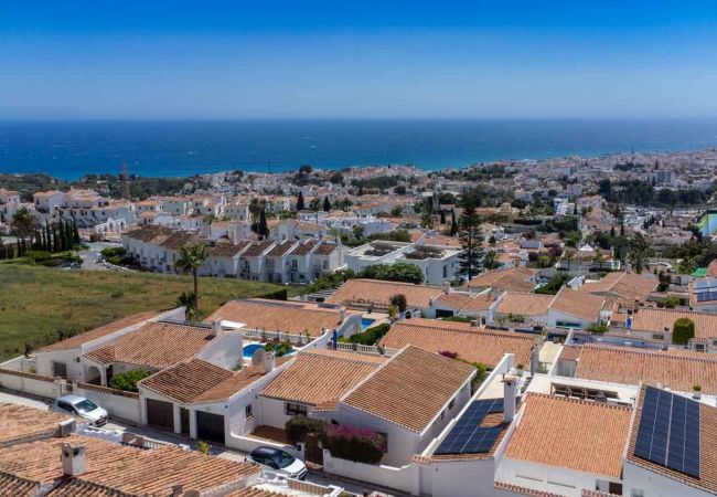 Casa adosada en Nerja - Adosado con terrazas, jardín y piscina comunitaria Casa adosada en Nerja - Adosado con terrazas, jardín y piscina comunitaria