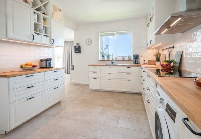 Casa adosada en Nerja - Adosado con terrazas, jardín y piscina comunitaria Casa adosada en Nerja - Adosado con terrazas, jardín y piscina comunitaria