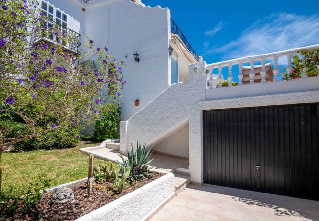 Casa adosada en Nerja - Adosado con terrazas, jardín y piscina comunitaria Casa adosada en Nerja - Adosado con terrazas, jardín y piscina comunitaria