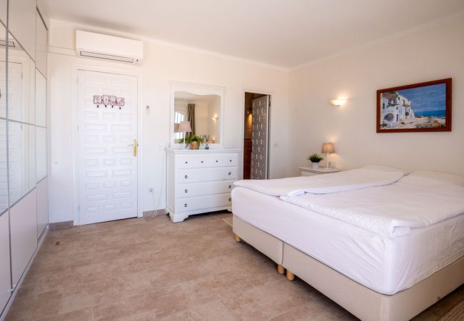 Casa adosada en Nerja - Adosado con terrazas, jardín y piscina comunitaria Casa adosada en Nerja - Adosado con terrazas, jardín y piscina comunitaria