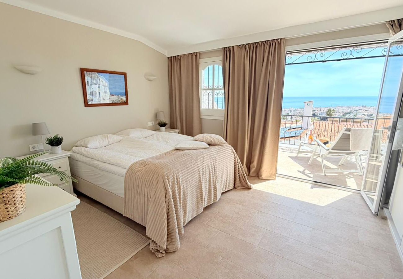 Casa adosada en Nerja - Adosado con terrazas, jardín y piscina comunitaria