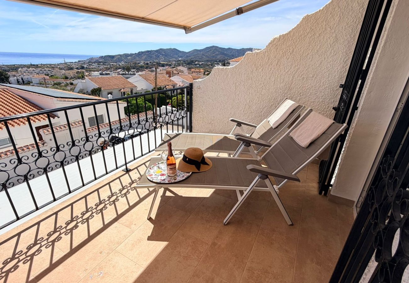Casa adosada en Nerja - Adosado con terrazas, jardín y piscina comunitaria