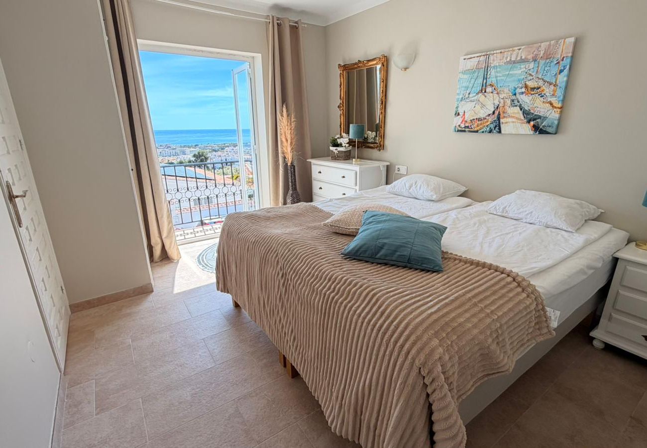 Casa adosada en Nerja - Adosado con terrazas, jardín y piscina comunitaria