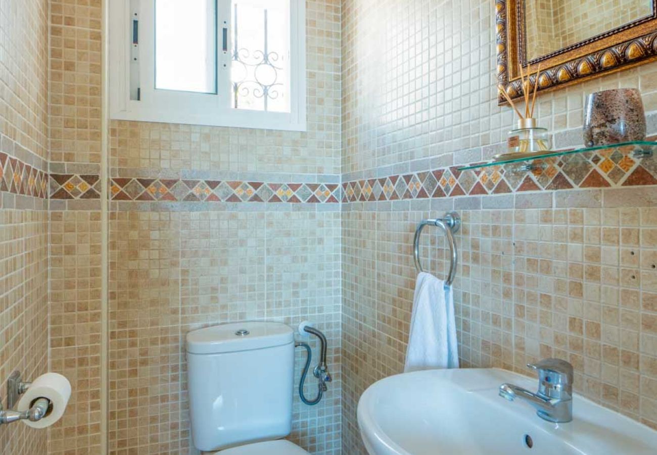 Casa adosada en Nerja - Adosado con terrazas, jardín y piscina comunitaria