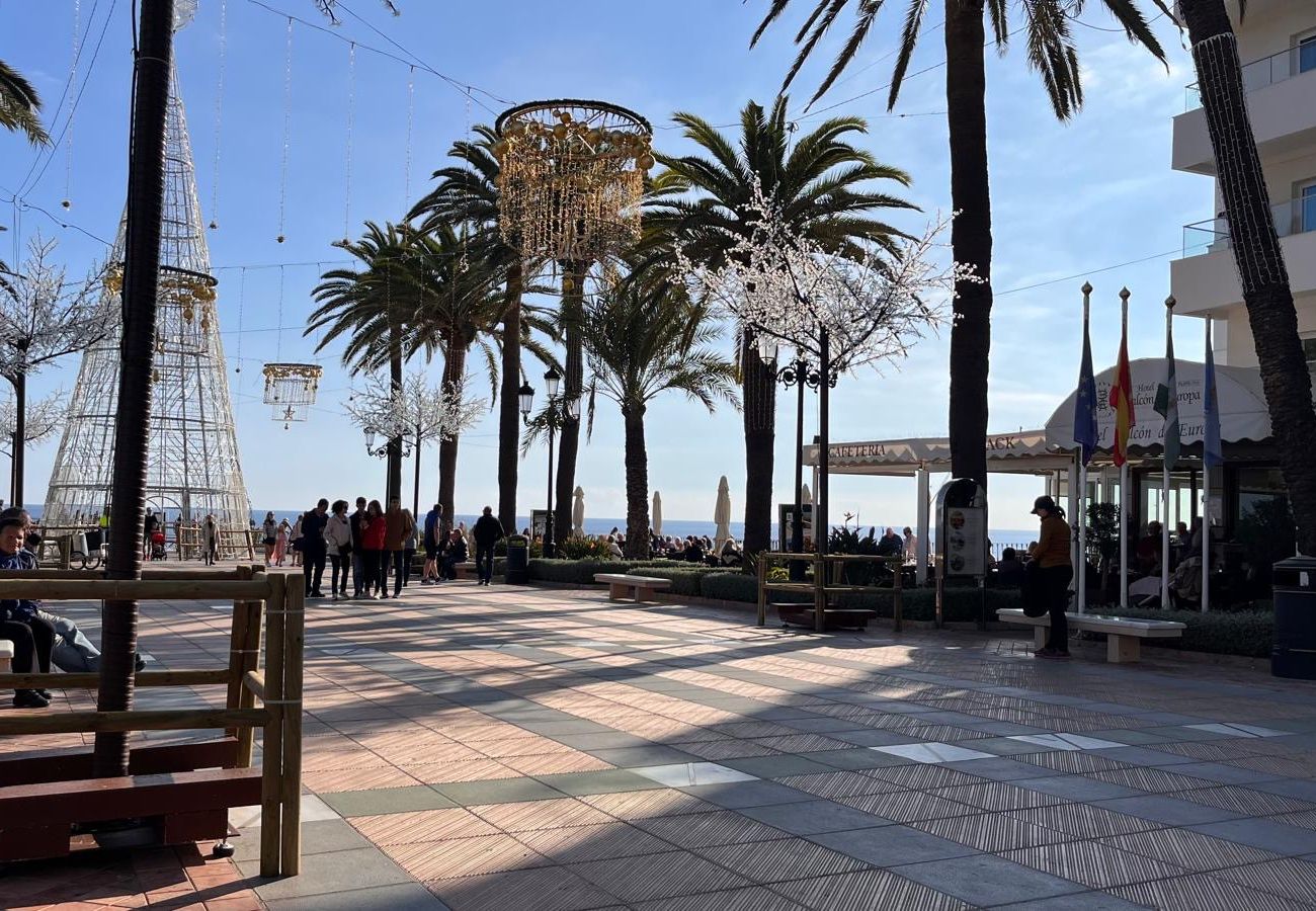 Casa adosada en Nerja - Adosado con terrazas, jardín y piscina comunitaria