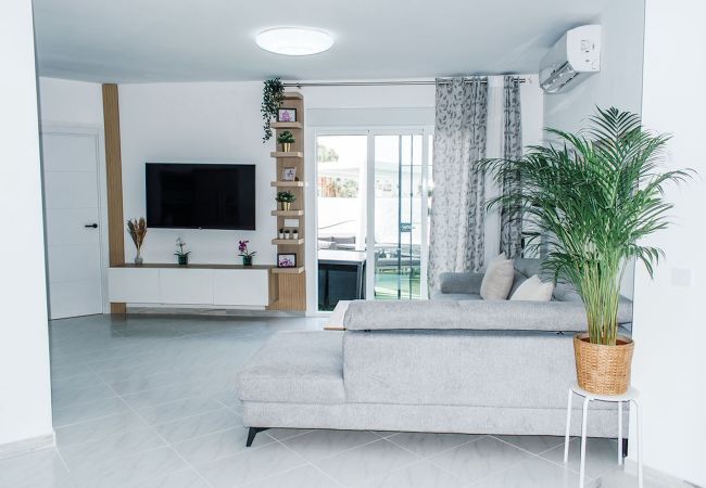 Casa adosada en Nerja - Recientemente Renovada con Jardín y Piscina Privada (Calefacción Opcional) Casa adosada en Nerja - Recientemente Renovada con Jardín y Piscina Privada (Calefacción Opcional)