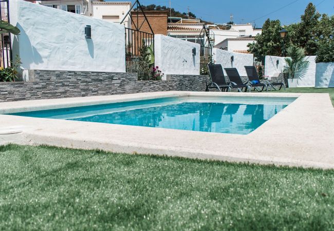 Casa adosada en Nerja - Recientemente Renovada con Jardín y Piscina Privada (Calefacción Opcional) Casa adosada en Nerja - Recientemente Renovada con Jardín y Piscina Privada (Calefacción Opcional)