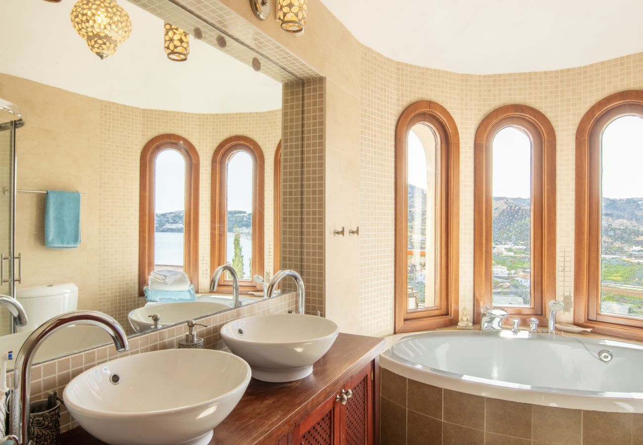 Villa en La Herradura - Vacaciones de Ensueño – Villa de Lujo con Piscina y Playa