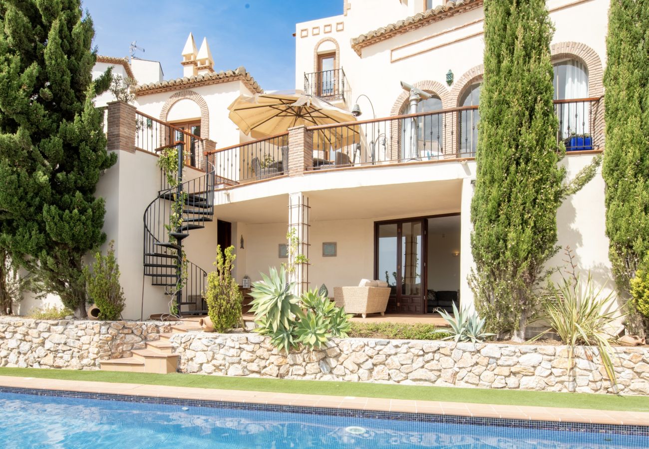 Villa en La Herradura - Vacaciones de Ensueño – Villa de Lujo con Piscina y Playa