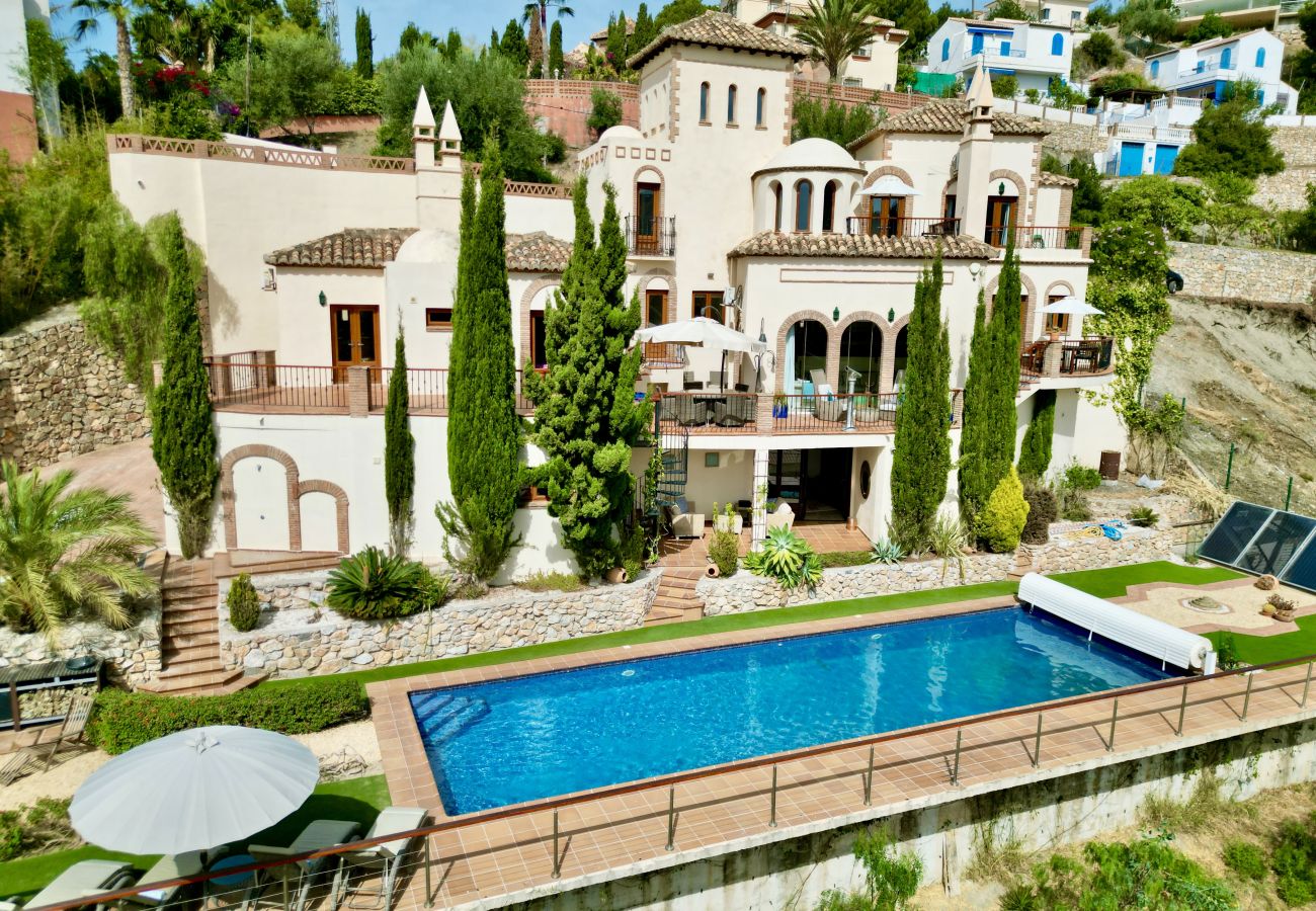 Villa en La Herradura - Vacaciones de Ensueño – Villa de Lujo con Piscina y Playa