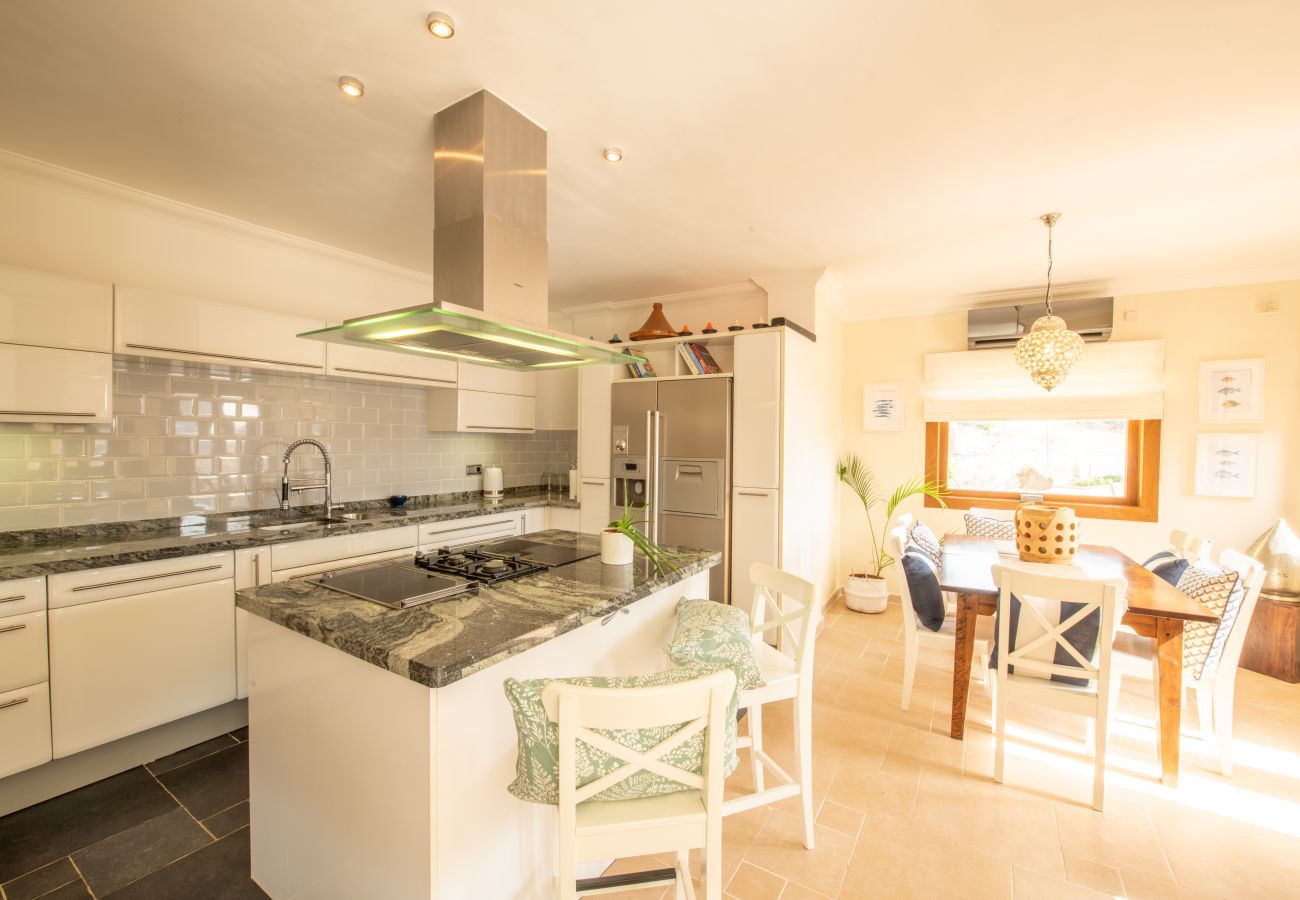 Villa en La Herradura - Vacaciones de Ensueño – Villa de Lujo con Piscina y Playa