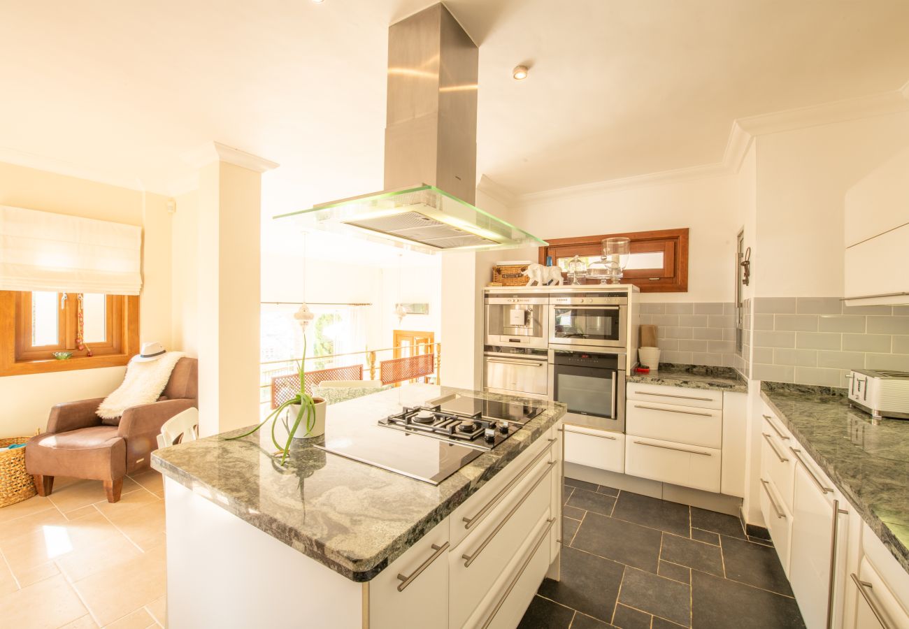 Villa en La Herradura - Vacaciones de Ensueño – Villa de Lujo con Piscina y Playa