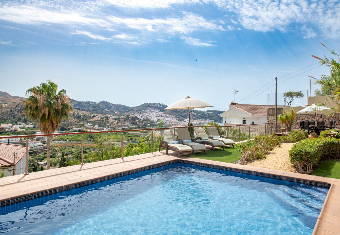 Villa en La Herradura - Vacaciones de Ensueño – Villa de Lujo con Piscina y Playa