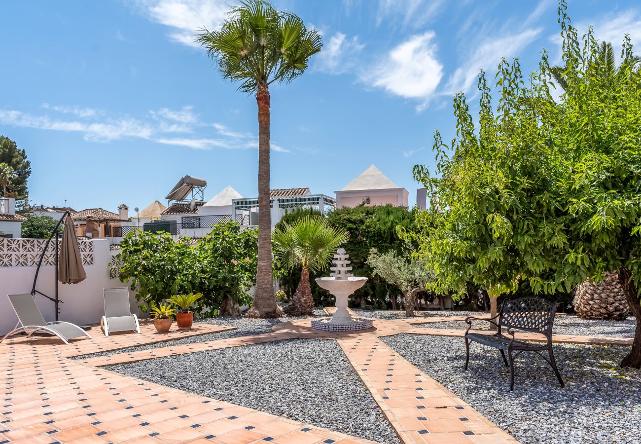 Casa adosada en Nerja - Casa elegante con gran jardín cerca de Burriana