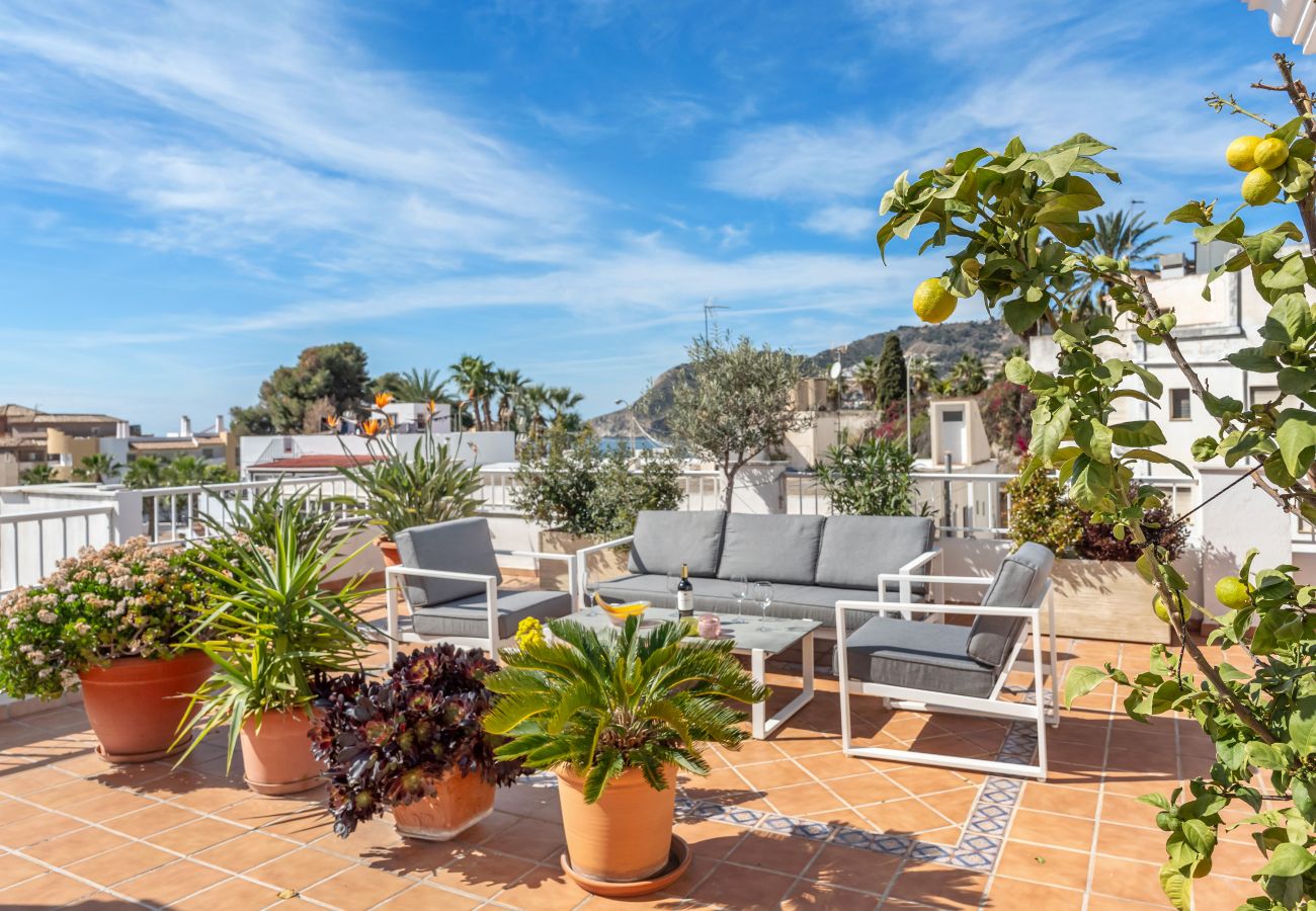 Apartamento en La Herradura - Escapada con Amplia Terraza – Cerca de la Playa y del Centro