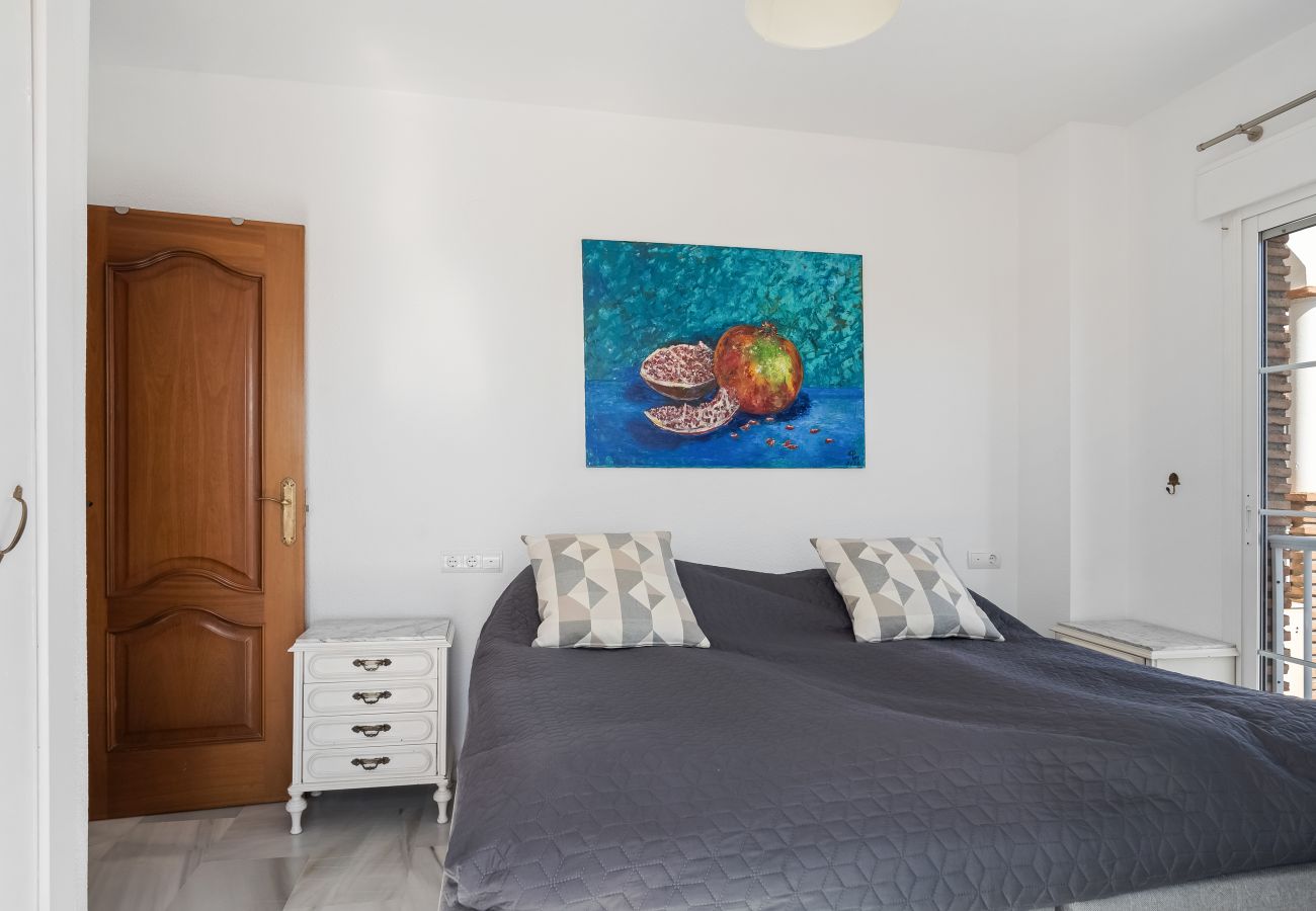 Apartamento en La Herradura - Escapada con Amplia Terraza – Cerca de la Playa y del Centro
