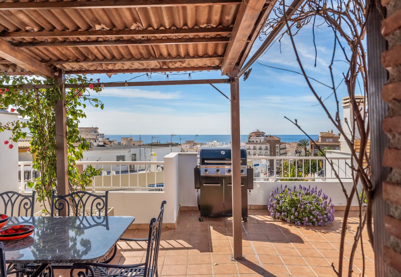 Apartamento en La Herradura - Escapada con Amplia Terraza – Cerca de la Playa y del Centro