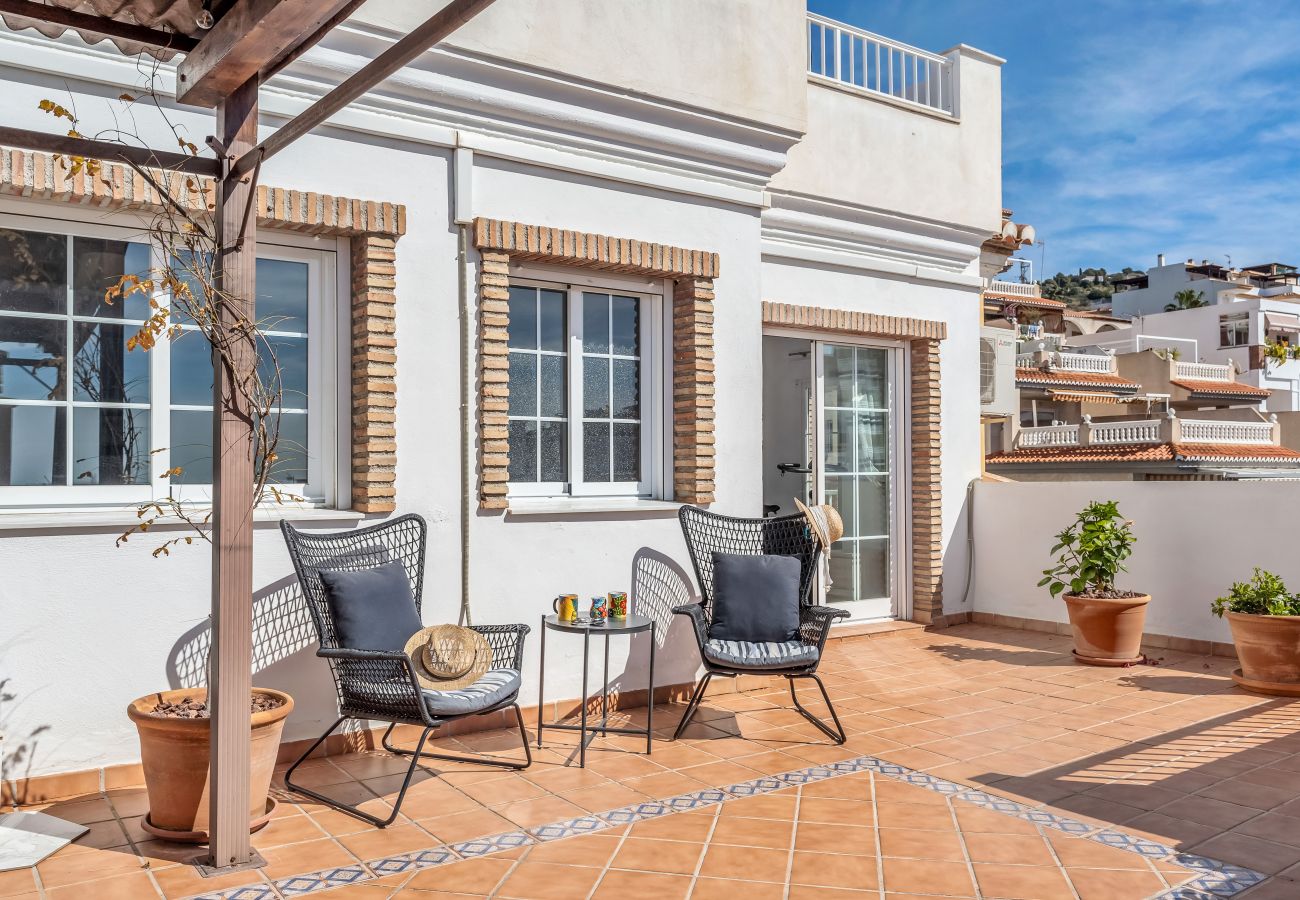 Apartamento en La Herradura - Escapada con Amplia Terraza – Cerca de la Playa y del Centro