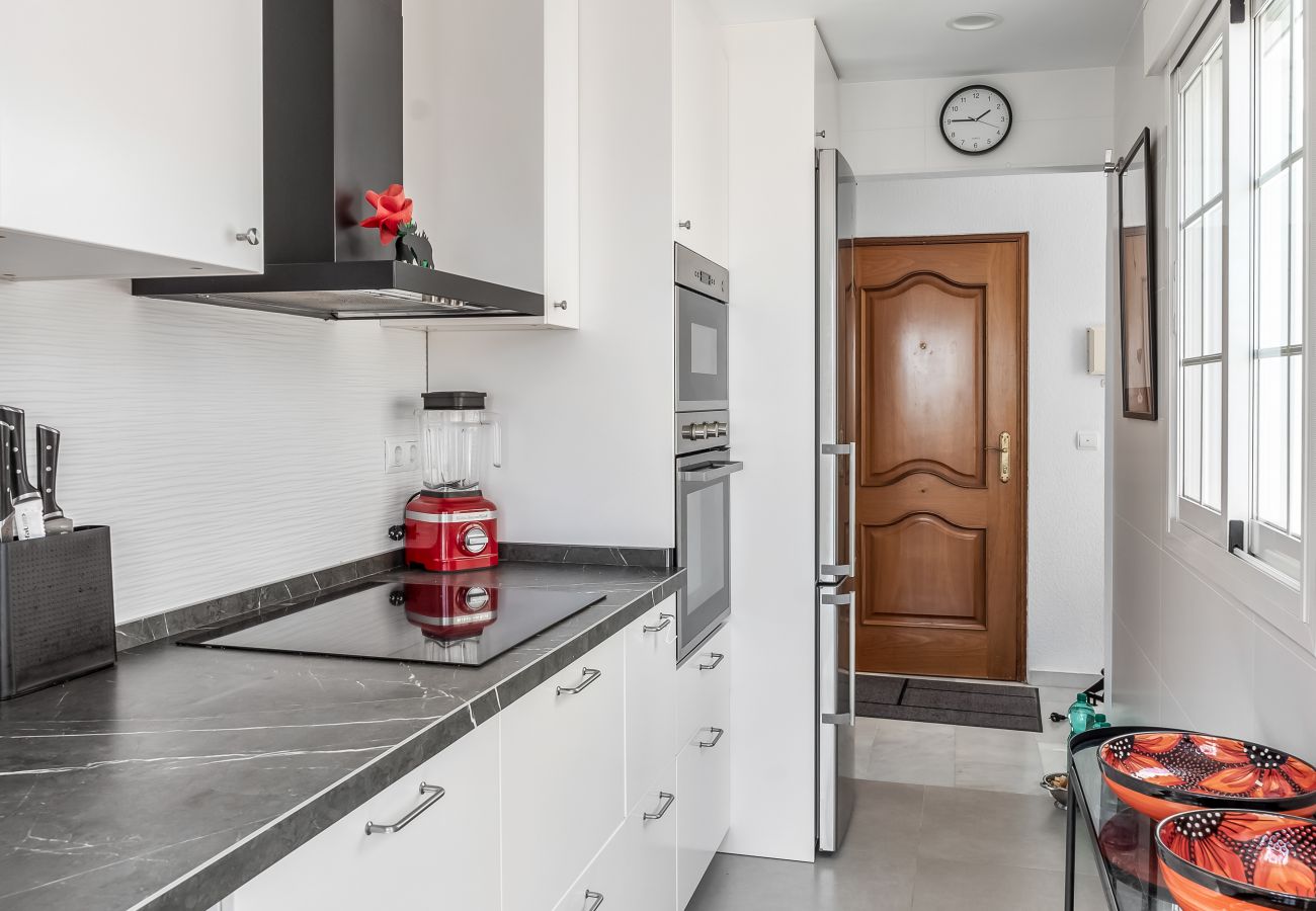 Apartamento en La Herradura - Escapada con Amplia Terraza – Cerca de la Playa y del Centro