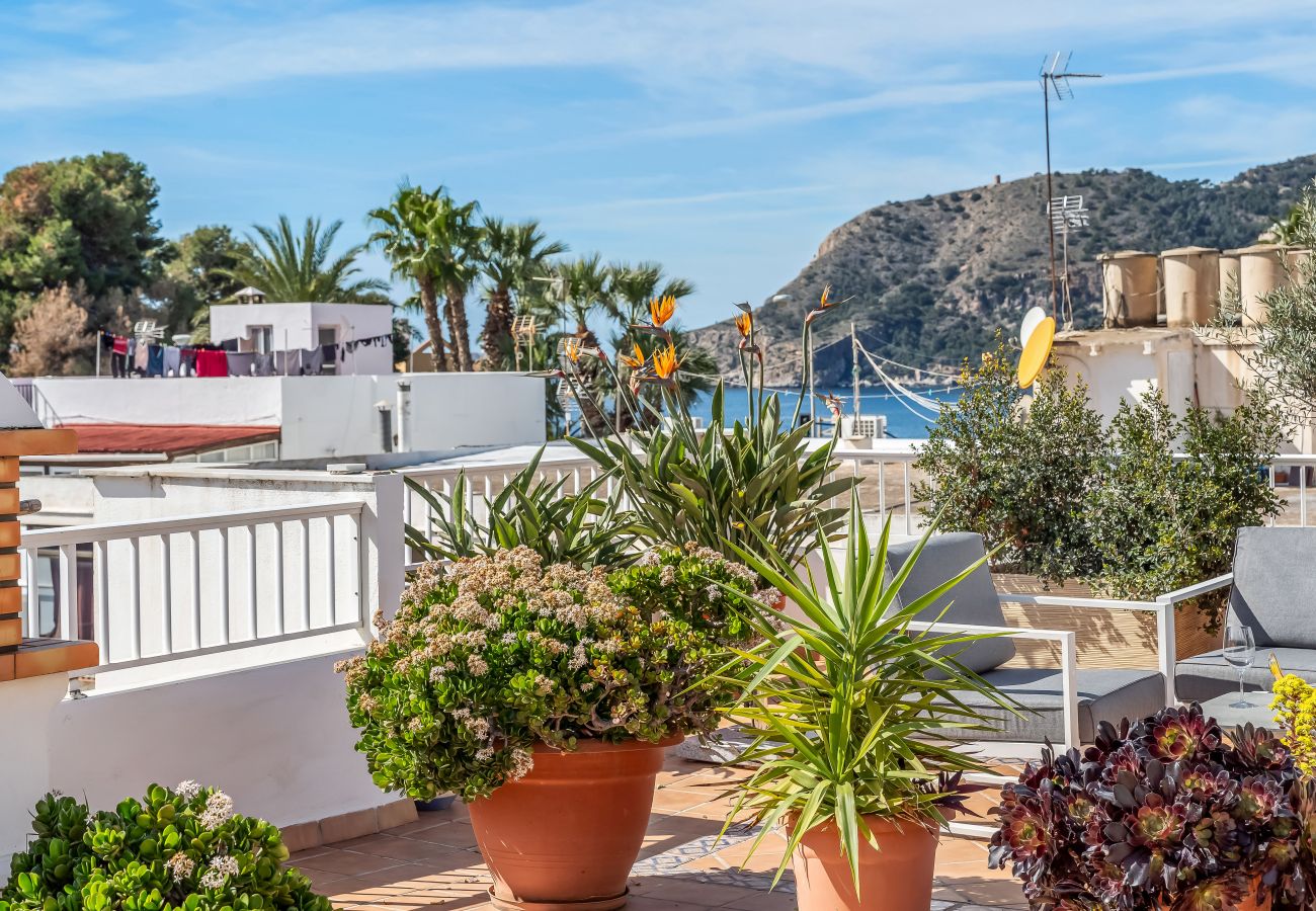 Apartamento en La Herradura - Escapada con Amplia Terraza – Cerca de la Playa y del Centro