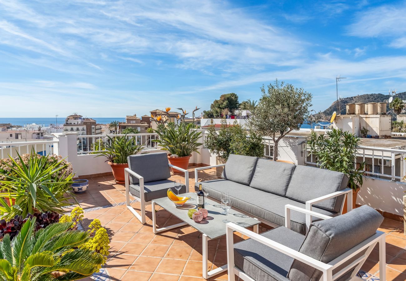 Apartamento en La Herradura - Escapada con Amplia Terraza – Cerca de la Playa y del Centro