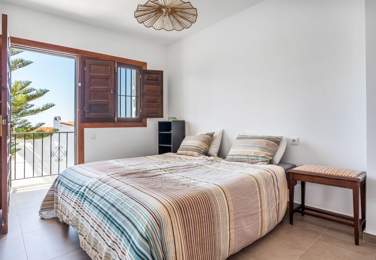 Casa adosada en Nerja - Casa soleada con terraza en Nerja