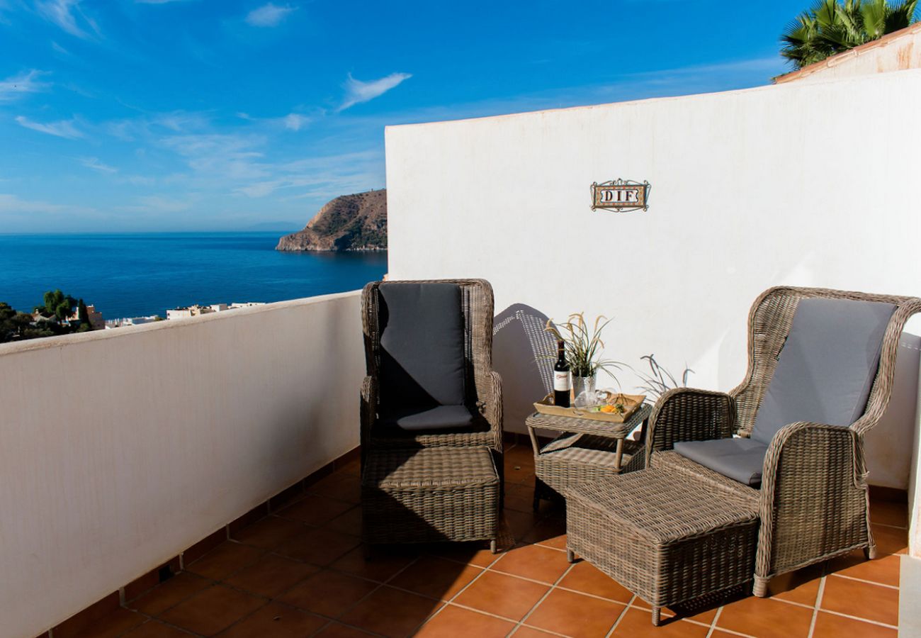 Townhouse in La Herradura - Sea views and access to beautiful pool area.