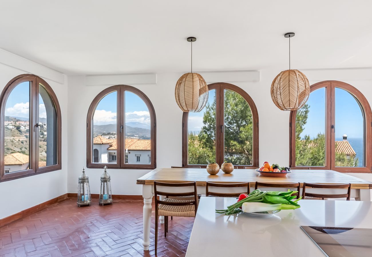 Villa in La Herradura - Exclusive Villa, Wonderful Garden, Private Heated Pool