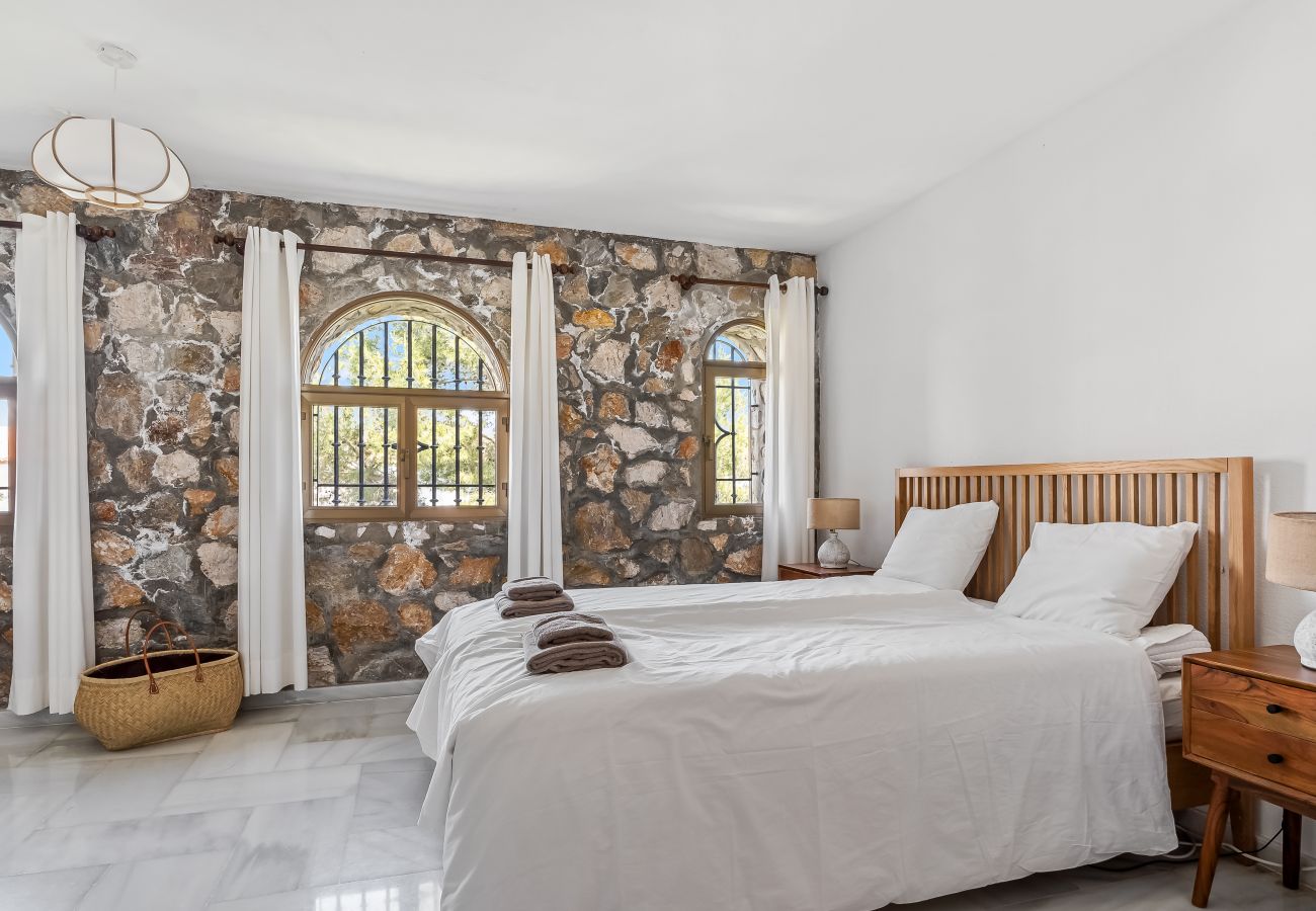Villa in La Herradura - Exclusive Villa, Wonderful Garden, Private Heated Pool