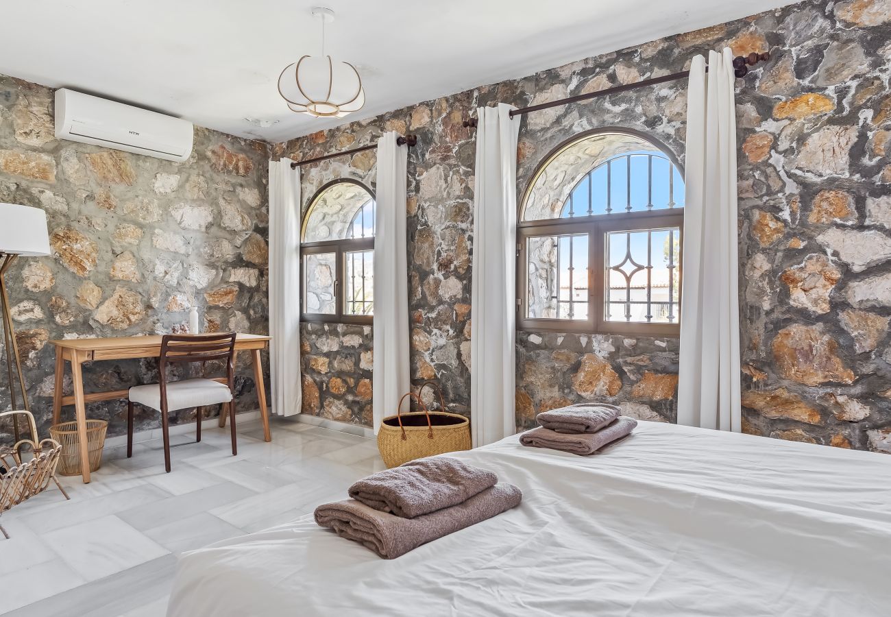 Villa in La Herradura - Exclusive Villa, Wonderful Garden, Private Heated Pool
