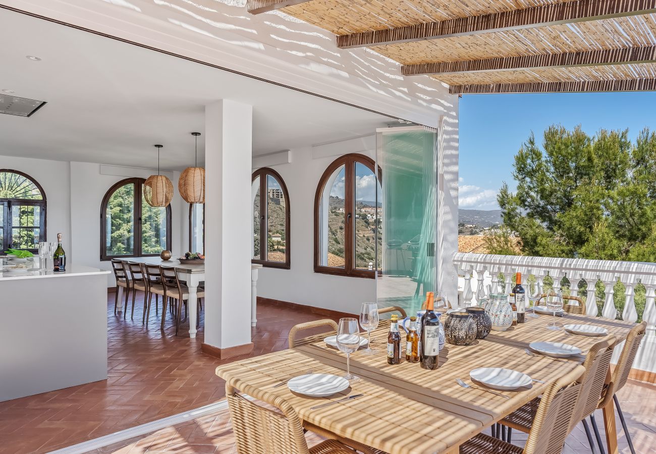 Villa in La Herradura - Exclusive Villa, Wonderful Garden, Private Heated Pool