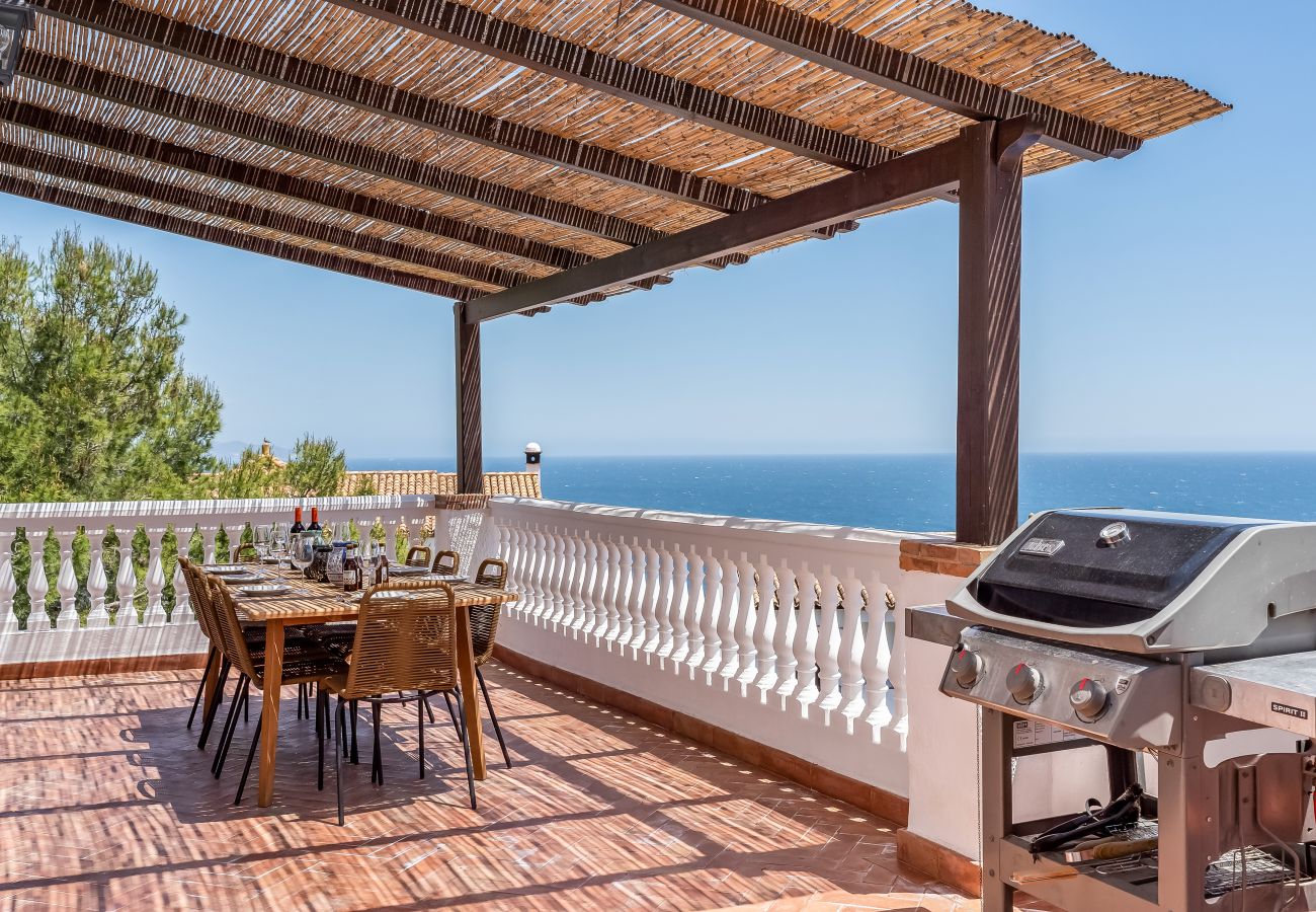 Villa in La Herradura - Exclusive Villa, Wonderful Garden, Private Heated Pool