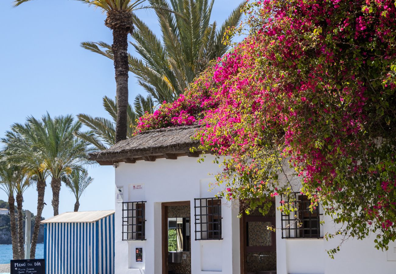 Terraced House in La Herradura - Elegant Townhouse, Large Terrace, Pool & Paddle Courts