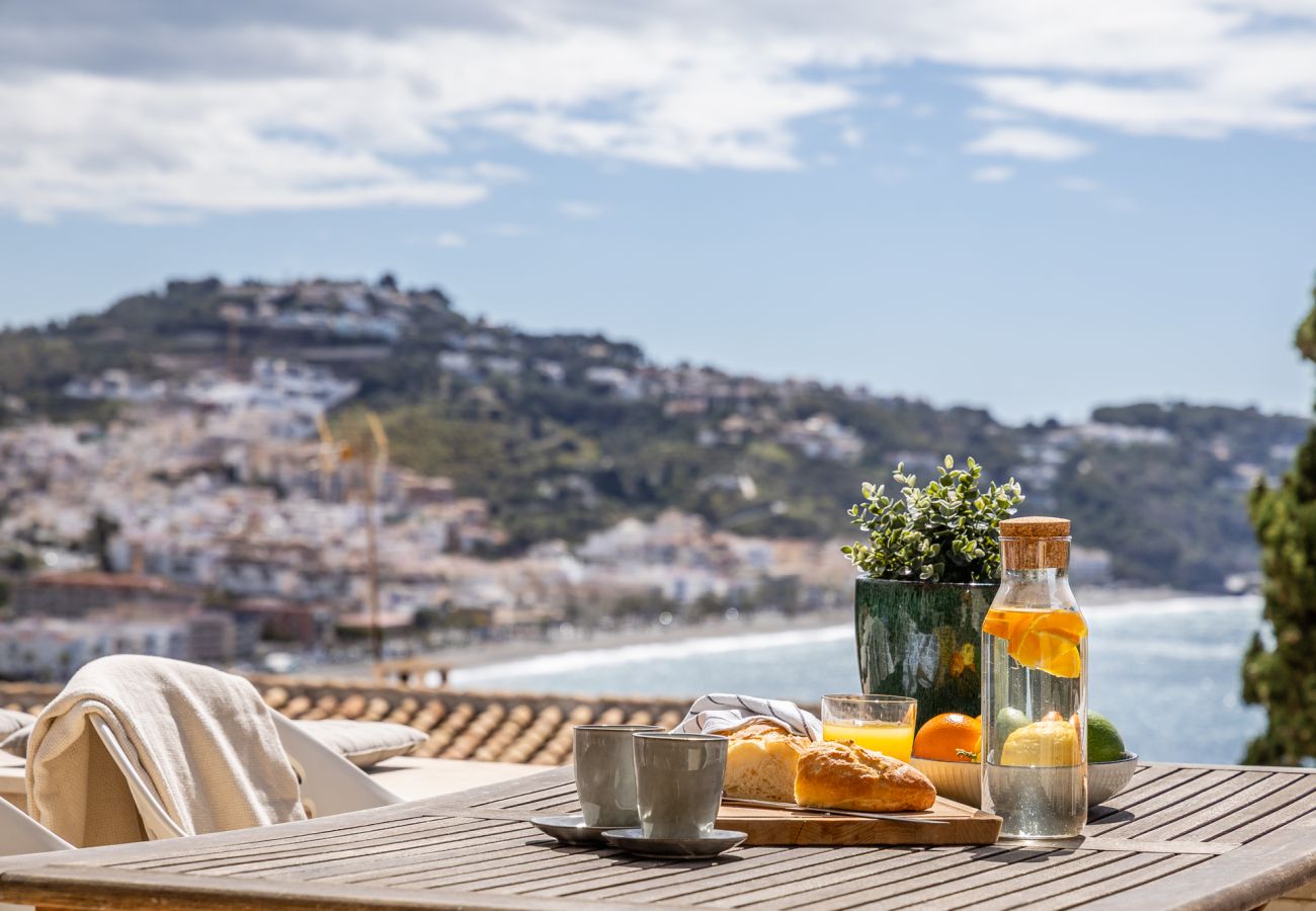 Terraced House in La Herradura - Elegant Townhouse, Large Terrace, Pool & Paddle Courts