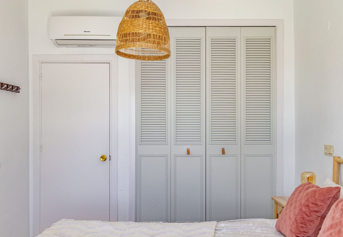 Terraced House in La Herradura - Elegant Townhouse, Large Terrace, Pool & Paddle Courts