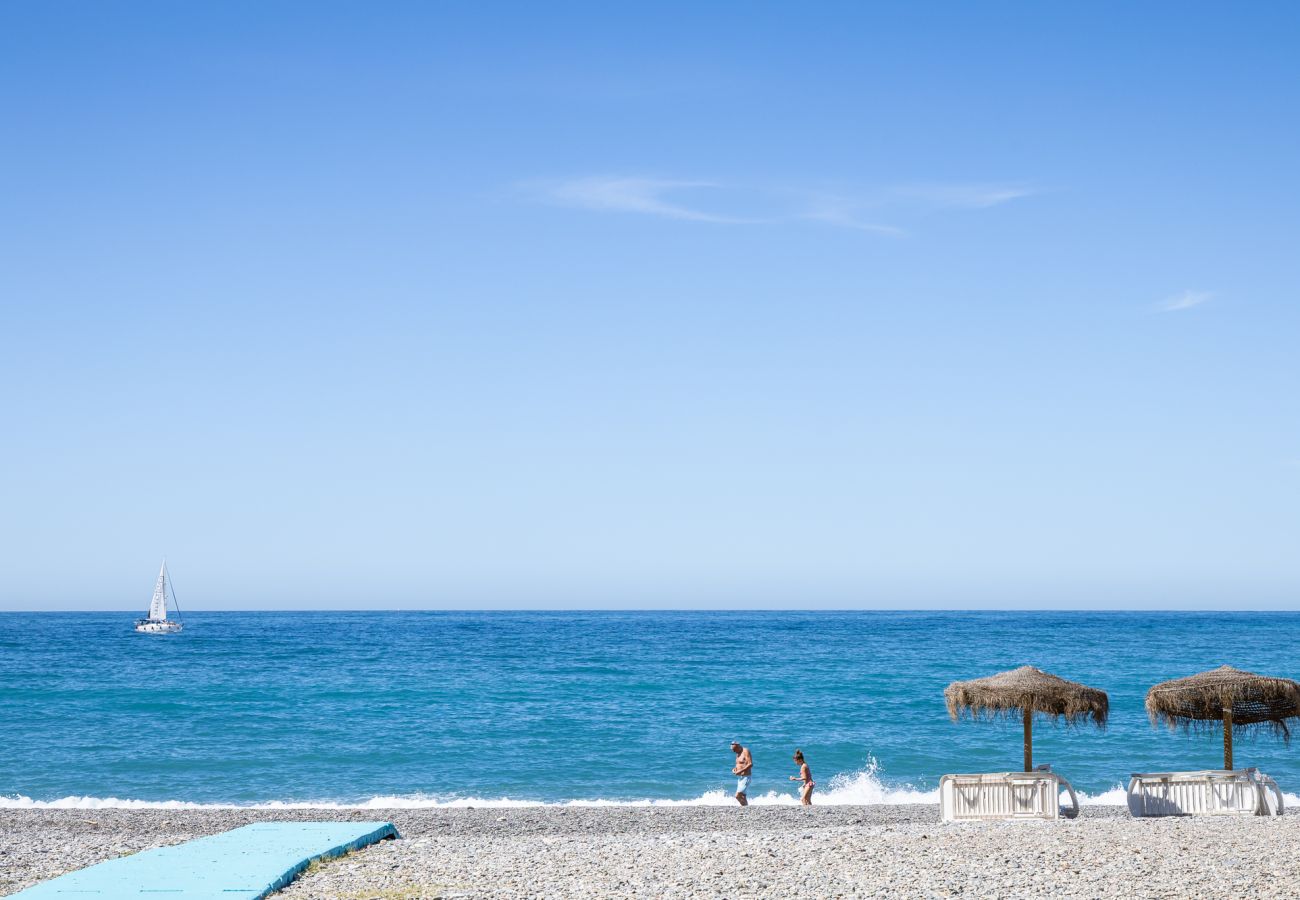 Terraced House in La Herradura - Elegant Townhouse, Large Terrace, Pool & Paddle Courts