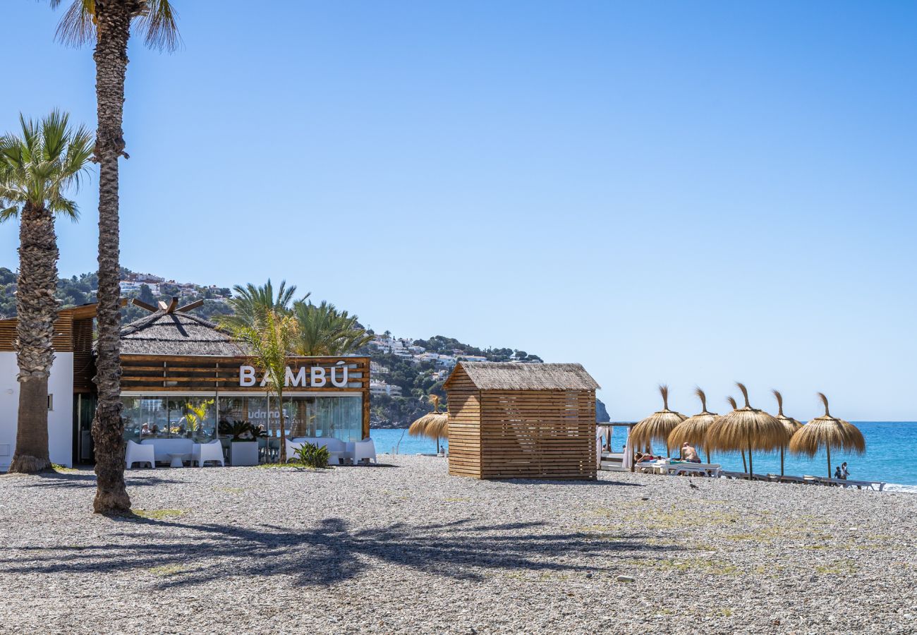 Terraced House in La Herradura - Elegant Townhouse, Large Terrace, Pool & Paddle Courts
