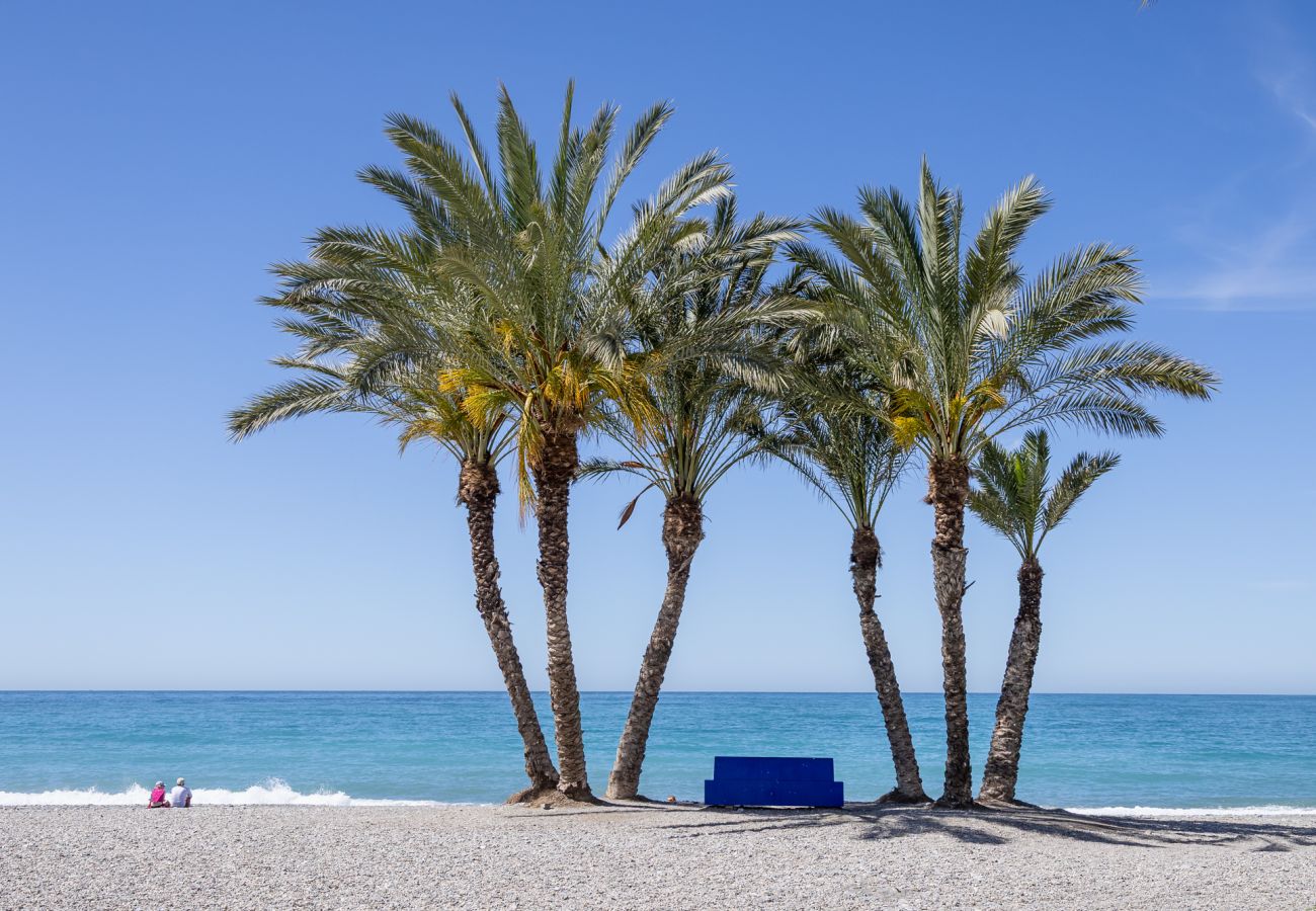 Terraced House in La Herradura - Elegant Townhouse, Large Terrace, Pool & Paddle Courts