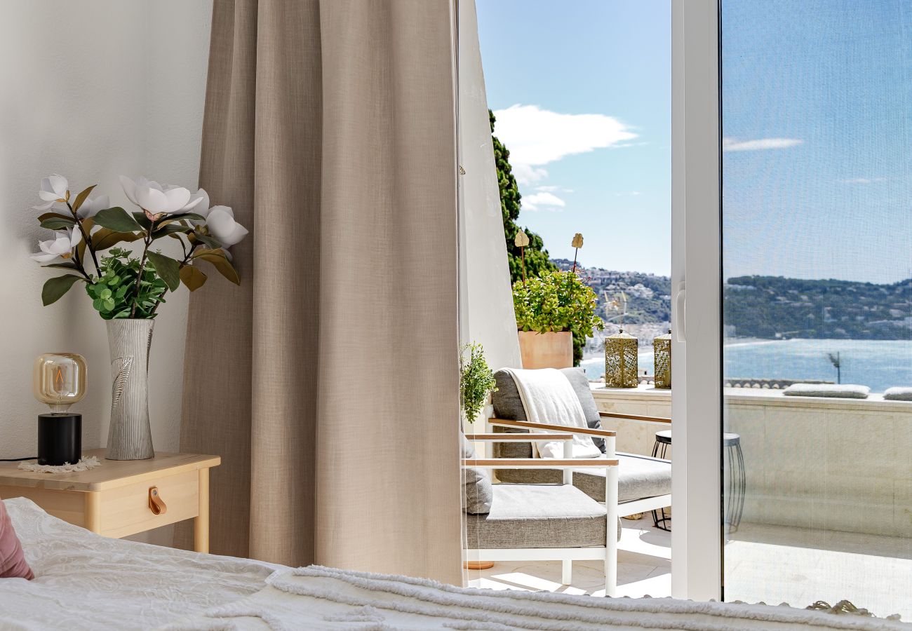 Terraced House in La Herradura - Elegant Townhouse, Large Terrace, Pool & Paddle Courts